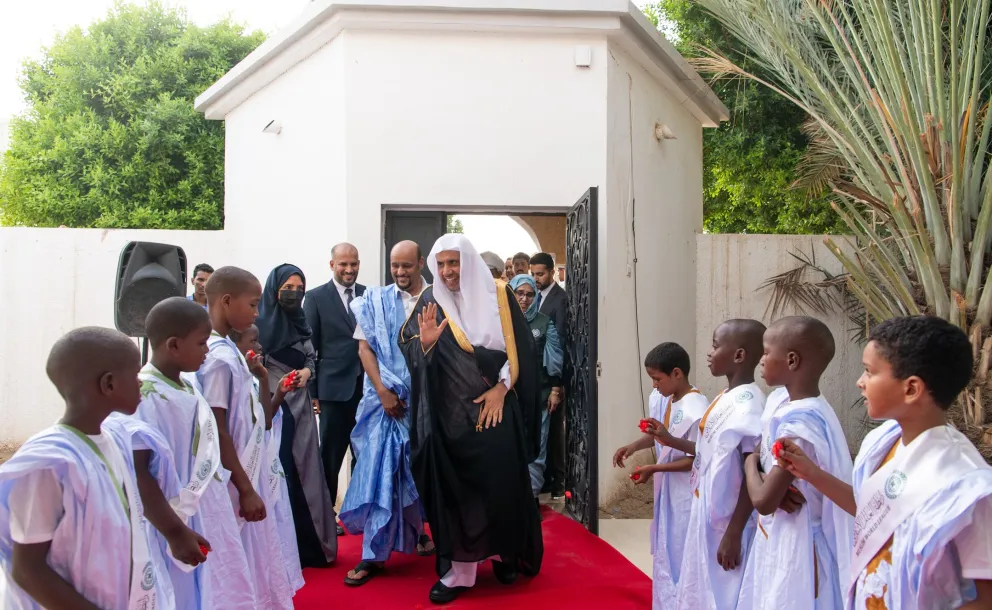 رابطة العالم الإسلامي‬⁩ تسلِّم المخصصات المالية السنوية للمستفيدين من الأيتام، ضمن البرنامج الخاص بـ "كفالة الأيتام" في القارة الأفريقية، الذي دشَّنه معالي الأمين العام