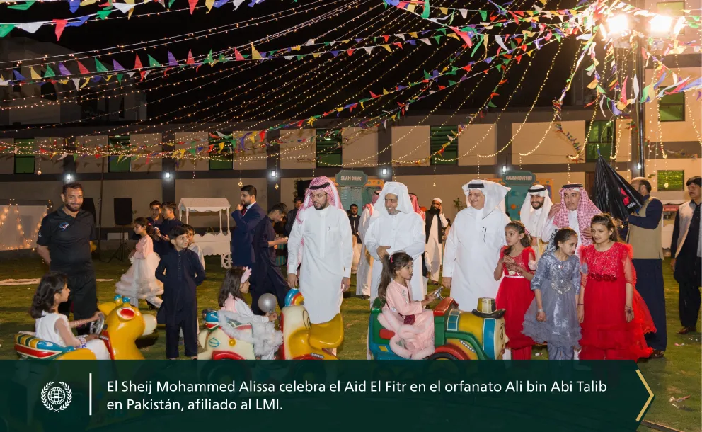 Foto de la celebración del Sheij Mohammed Al-Issa, SG de la LMI, en la festividad del Aid El Fitr en el orfanato Ali bin Abi Talib en Pakistán, que cuenta con cerca de 4600 huérfanos: