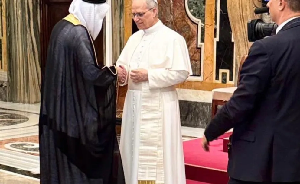 نيابةً عن معالي الأمين العام، رئيس هيئة علماء المسلمين، الشيخ د. ⁧‫محمد العيسى‬⁩ ⁦‪‬⁩، قام معالي د. عبد العزيز سرحان، المستشارُ والمفوّضُ التنسيقي لرابطة العالم الإسلامي لدى الفاتيكان