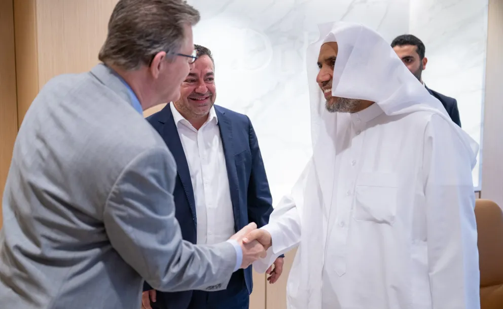 ‏التقى معالي الأمين العام، رئيس هيئة علماء المسلمين، فضيلة الشيخ د. ⁧‫محمد العيسى‬⁩ ‬⁩، رئيسَ جامعة ديوك الأمريكية، د. فنسنت برايس. ‏ورحّب د. فنست بزيارة معاليه للجامعة، مقدّراً تلبيته استضافةَ الجامعة للمحاضرة فيها