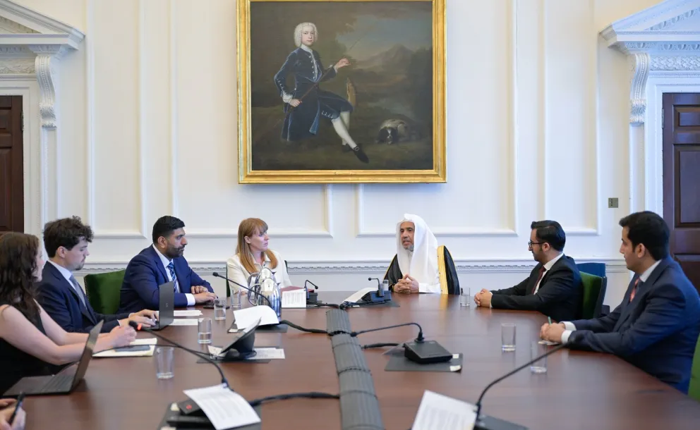 التقَتْ نائبة رئيس الوزراء البريطاني، السيدة أنجيلا راينر، معالي الأمين العام، رئيس هيئة علماء المسلمين، فضيلة الشيخ د.⁧‫محمد العيسى