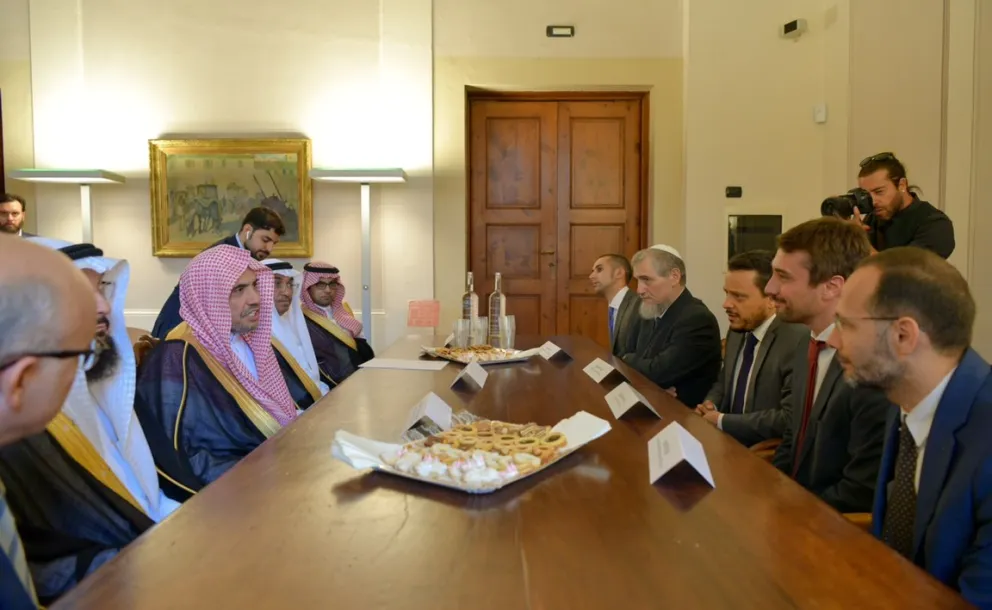 Le SG de la LIM avec le maire d’une commune de Florence visitant un terrain où doit être construit un centre culturel international