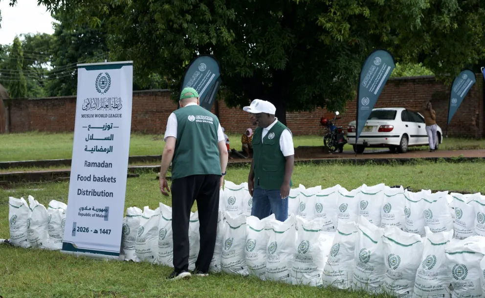 ‏شهرُ الرحمة والتكافل: ‏تواصل ⁧‫رابطة العالم الإسلامي‬⁩ إيصال السلال الرمضانية إلى الفئات المحتاجة حول العالم، وهنا قوافل الصِّلة في جمهورية مالاوي: