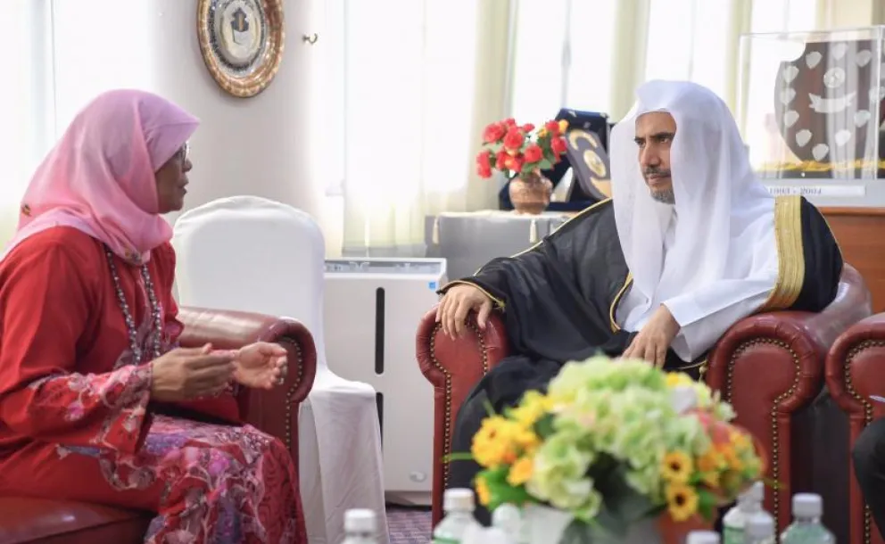 La Présidente de la République singapourienne, Madame Halimah Yacob, recevant le Secrétaire Général de la LIM lors de sa visite à Singapour.