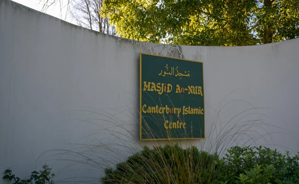 زارَ معالي الأمين العام، رئيسُ هيئة علماء المسلمين، فضيلةُ الشيخ د.⁧‫محمد العيسى‬⁩‬⁩ المسجدَ، حيثُ تفقَّد -مُجدَّدًا- احتياجاتِه، والتقى النّاجِين مِن الهجوم الإرهابيّ، وأُسرَ الشُّهداء -رحمهم الله-