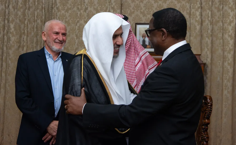 En reconnaissance des efforts du SG pour renforcer l’harmonie sociale, soutenir la stabilité et le développement durable en Afrique :
