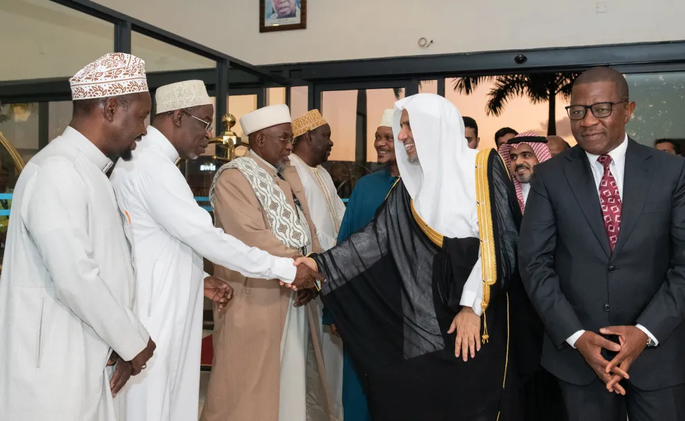 El Secretario General, el Sheij Mohammed Al-Issa, liderando una delegación de la LigadelMundoIslamico, llega a Dar es Salaam, en Tanzania