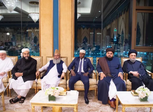 خادم الحرمين الشريفين يستقبل العلماء المشاركين في مؤتمر ⁧رابطة العالم الإسلامي⁩ ويتسلم ⁧وثيقة مكة المكرمة⁩ من كبار علماء الأمة الإسلامية