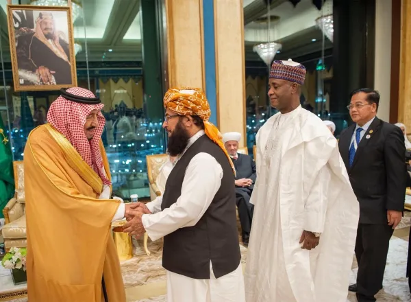 خادم الحرمين الشريفين يستقبل العلماء المشاركين في مؤتمر ⁧رابطة العالم الإسلامي⁩ ويتسلم ⁧وثيقة مكة المكرمة⁩ من كبار علماء الأمة الإسلامية