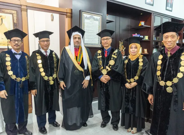 HE Dr. Mohammad Alissa was awarded an honorary doctorate from the Maulana Malik Ibrahim State Islamic University