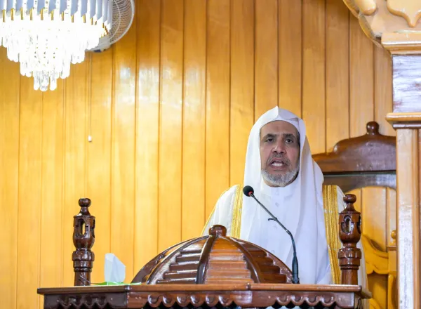 معالي الأمين العام، رئيس هيئة علماء المسلمين، فضيلة الشيخ د.⁧‫محمد العيسى‬⁩ ‬⁩، يخطُب في المصلين ويؤمّهم في العاصمة الرواندية "كيغالي"، متناولًا عددًا من الموضوعات الإسلامية المُعاصرة، ومهنِّئًا بحلول شهر رمضان المبارك