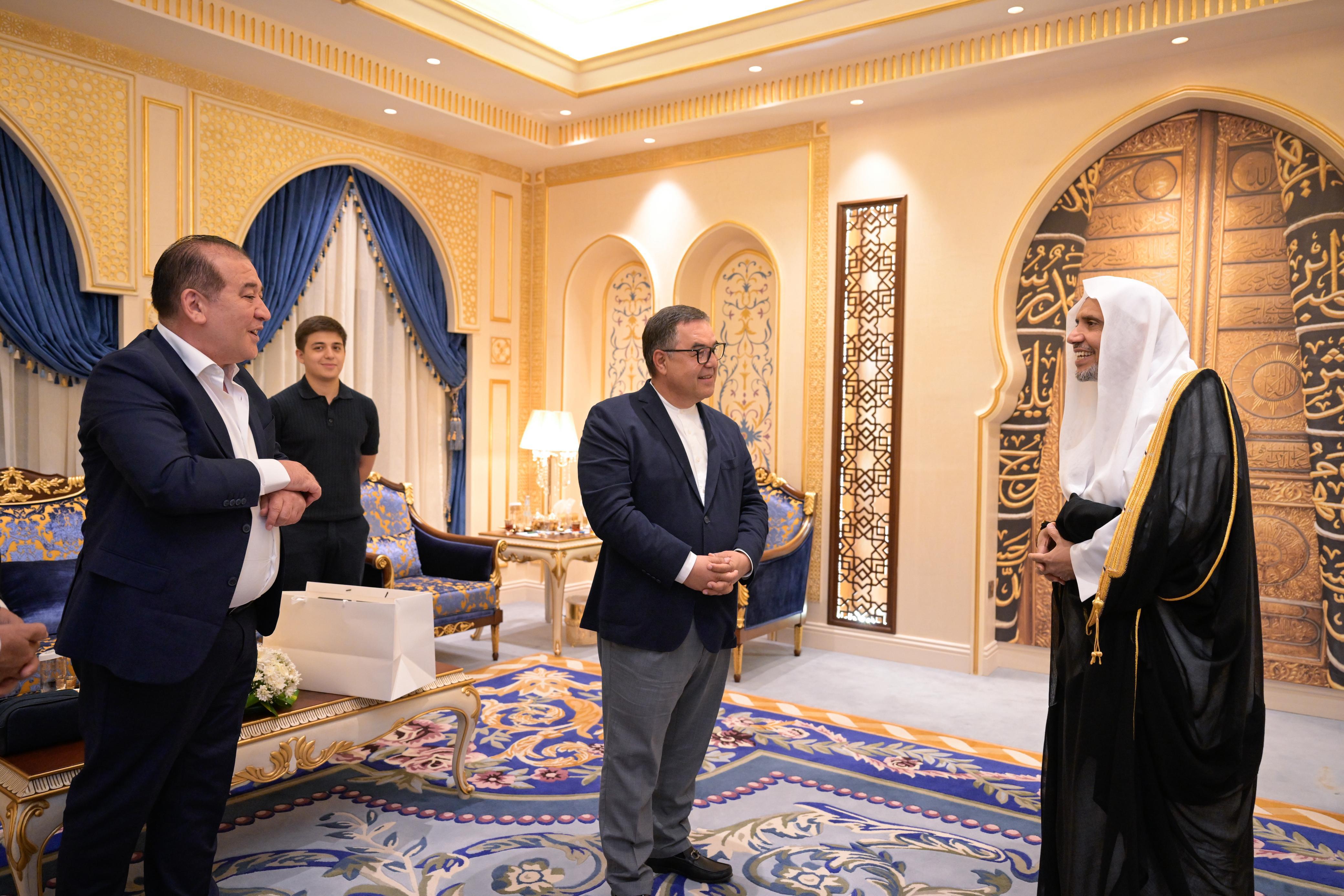 جناب دبیرکل، رئیس انجمن علمای مسلمان، آقای دکتر شیخ محمد العیسی، در دفتر خود در مکه مکرمه، از جناب رئیس مرکز تمدن اسلامی وابسته به هیئت وزیران جمهوری ازبکستان، دکتر فردوس فریدونوویچ عبد الخالقوف، و هیئت همراه او استقبال کرد